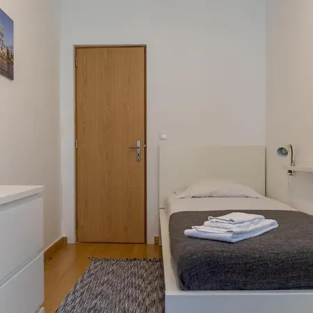 Entrecampos - Family Apartment With Terrace-3
